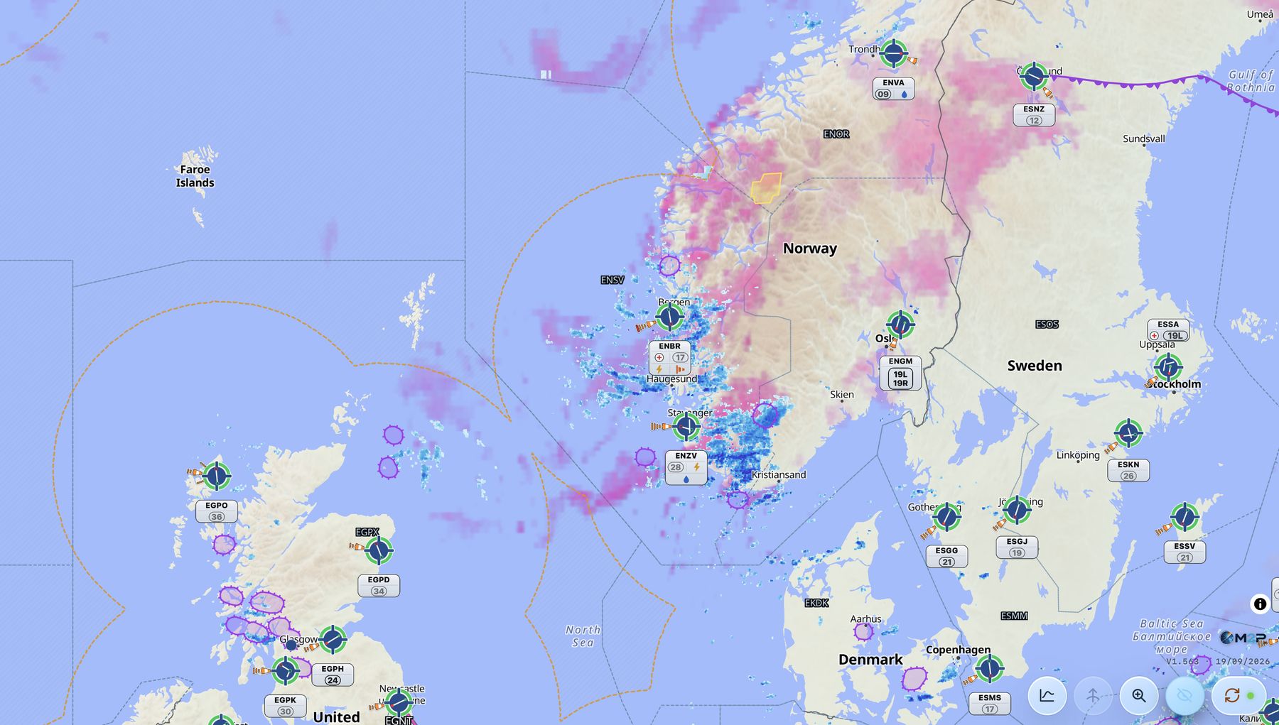 Radar mosaic over northern Europe with aerodromes and cell outlines.